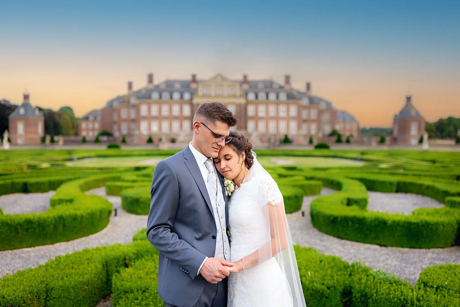 Hochzeitsfotografie: Brautpaar im Schlossgarten von Nordkirchen bei Sonnenuntergang